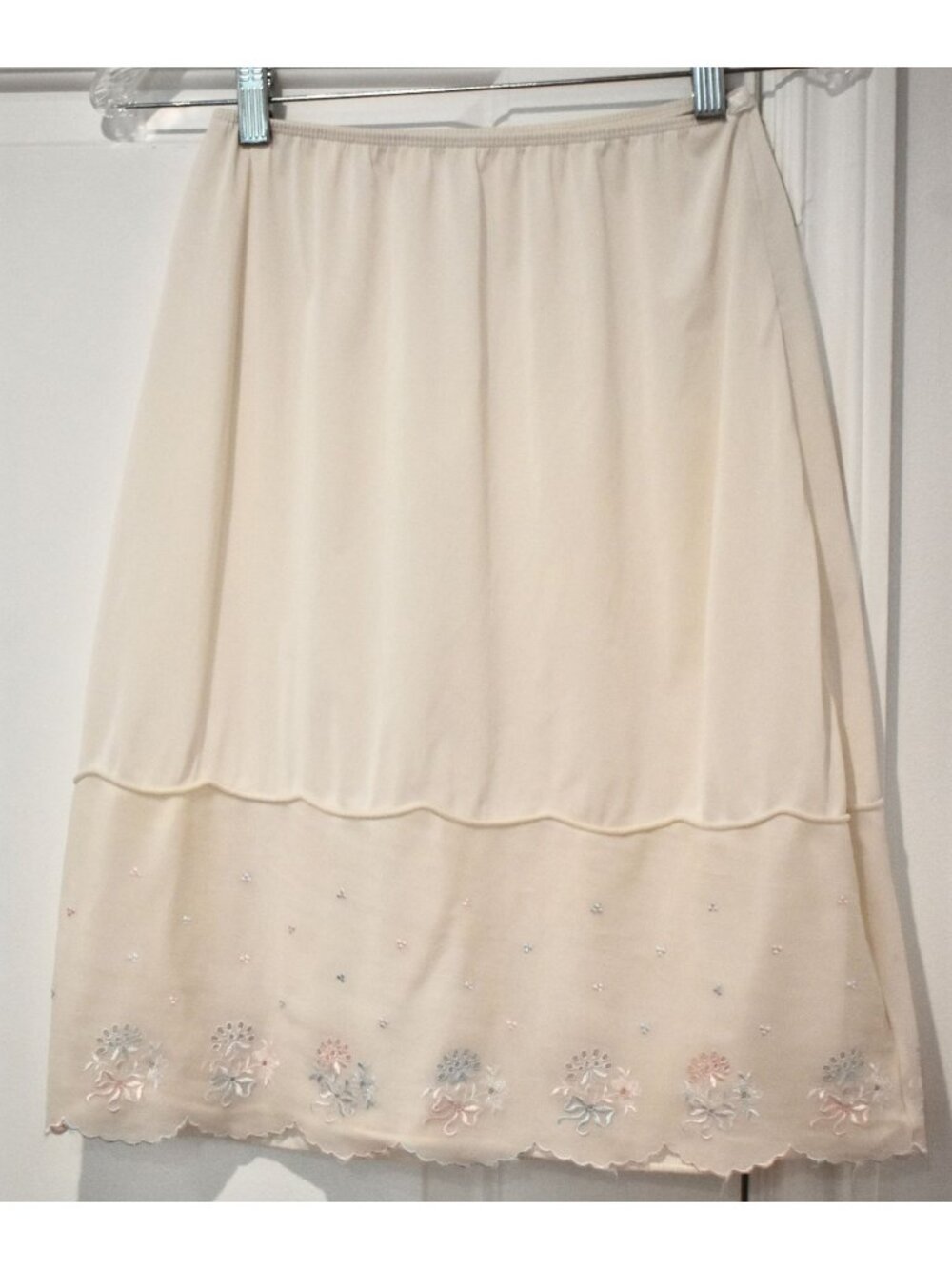 VTG Women's Charmode 1950's Cream Half Slip Pink Blue Embroidery Scallop Size M